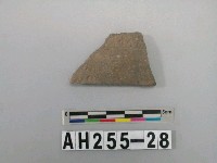 藏品(灰色夾砂陶片殘件)的圖片